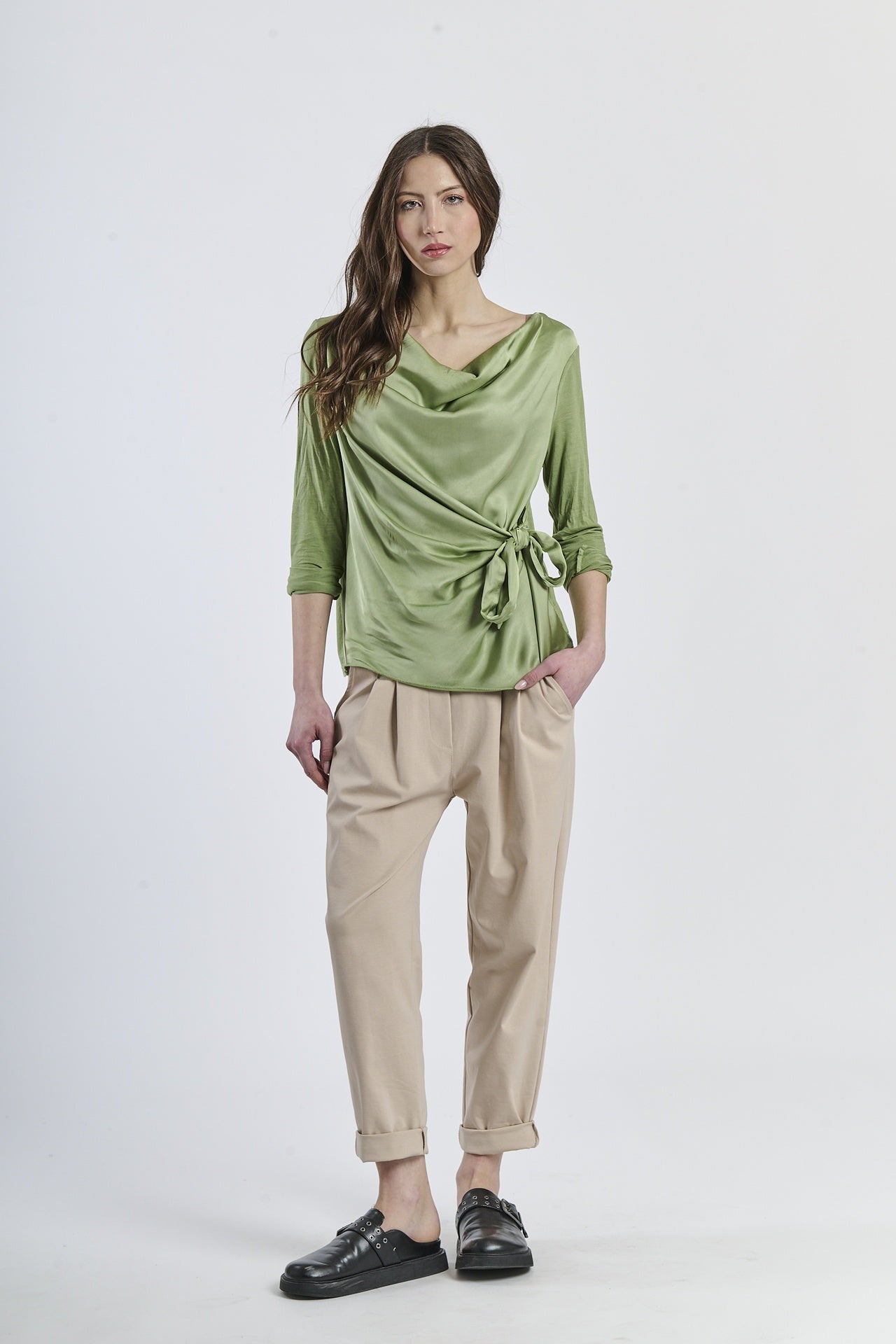 Blusa verde conlinea avvolgente e dettagli sartoriali, elegante e rinfrescante