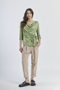 Blusa verde conlinea avvolgente e dettagli sartoriali, elegante e rinfrescante