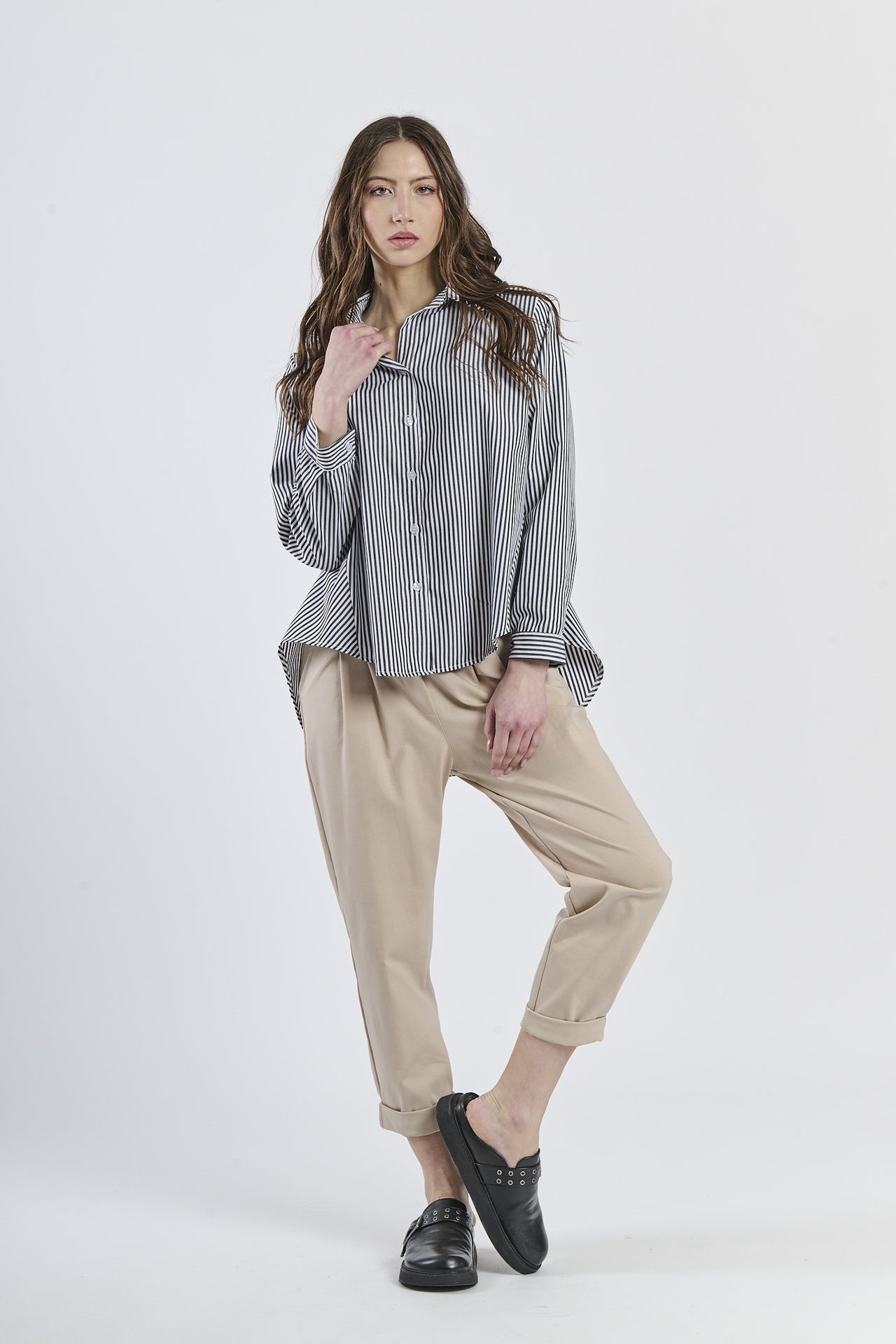 Camicia a righe nera, abbinata a pantaloni neri, stile monocromatico