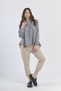 Camicia a righe nera, abbinata a pantaloni neri, stile monocromatico