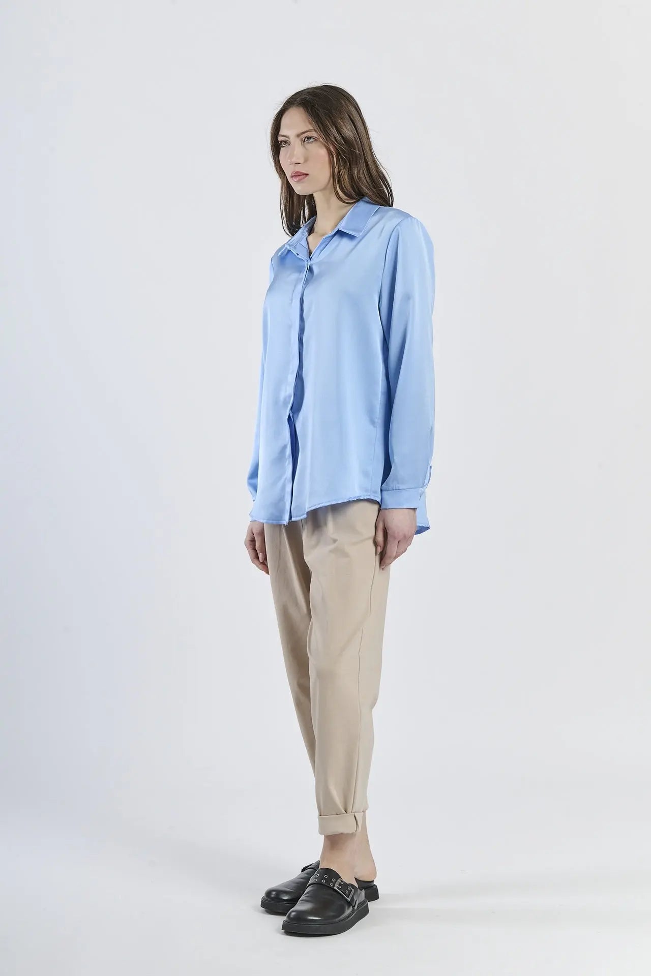 Camicia azzurra a collo camicia, stile elegante per il lavoro o il tempo libero.