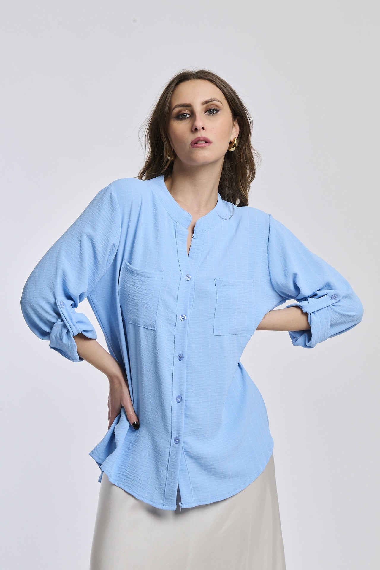 Camicia azzurra con bottoni metallici, taglio oversize, ideale per il primo piano
