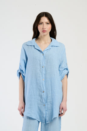 Camicia azzurra con colletto e bottoni, comfort e eleganza leggera