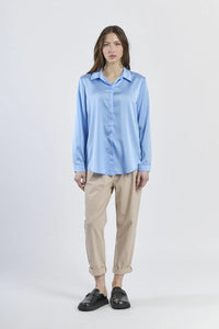 Camicia azzurra in tessuto satinato, comfort e eleganza in un unico capo.