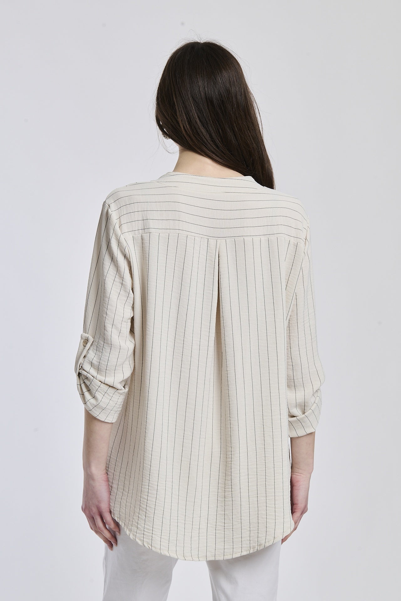 Camicia beige in tessuto opaco, due tasche frontali, abbinata a fondo neutro