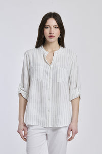 Camicia bianca con bottoni bianchi, taglio oversize, ideale per le serate estive