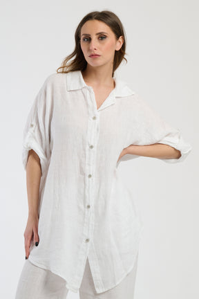 Camicia bianca con colletto e bottoni, stile pulito e timeless