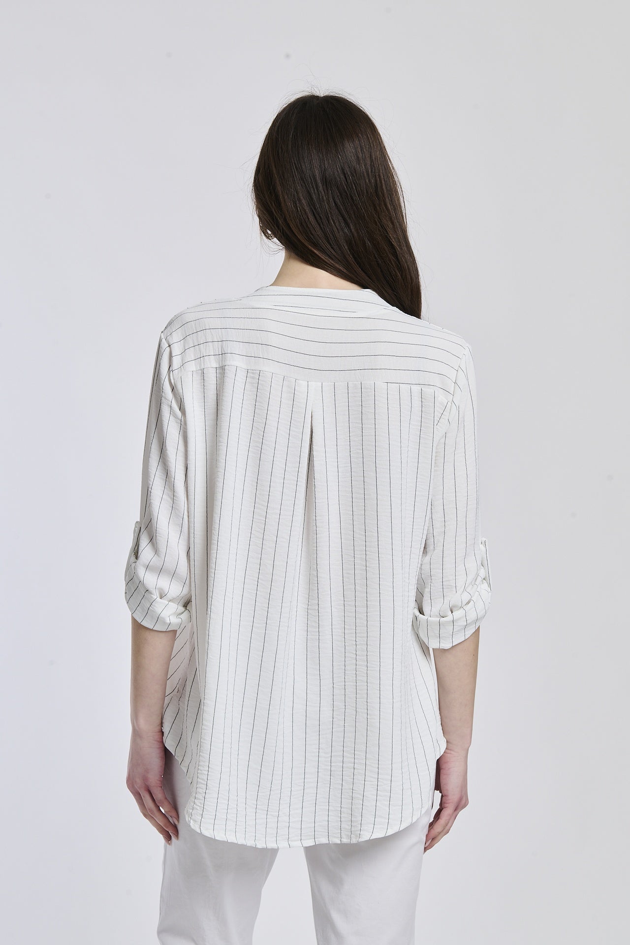 Camicia bianca in tessuto traslucido, due tasche anteriori, abbinata a gonna bianca