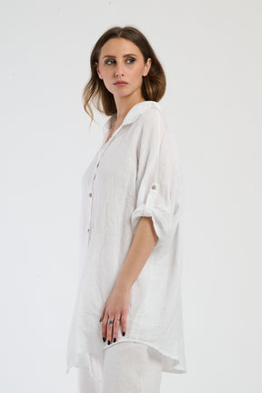 Camicia larga bianca, ideale per un look elegante e sobrio