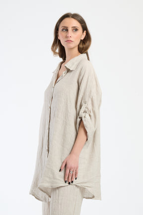 Camicia larga color beige, perfetta per uno stile minimalista ed elegante