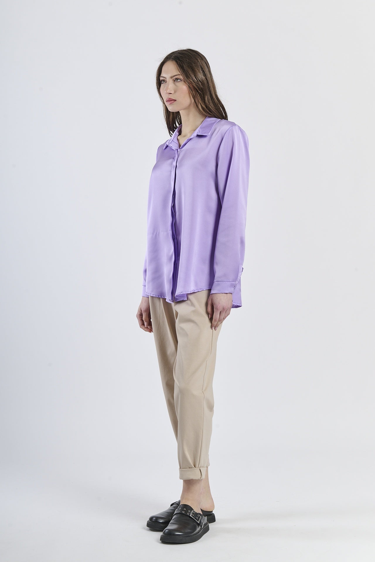 Camicia lilla a collo camicia, perfetta per un look romantico e insolito.