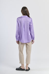 Camicia lilla fluida e affascinante, maniche lunghe e design poetico.