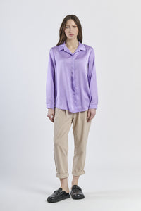 Camicia lilla in tessuto satinato, trasmette un’atmosfera da favola.