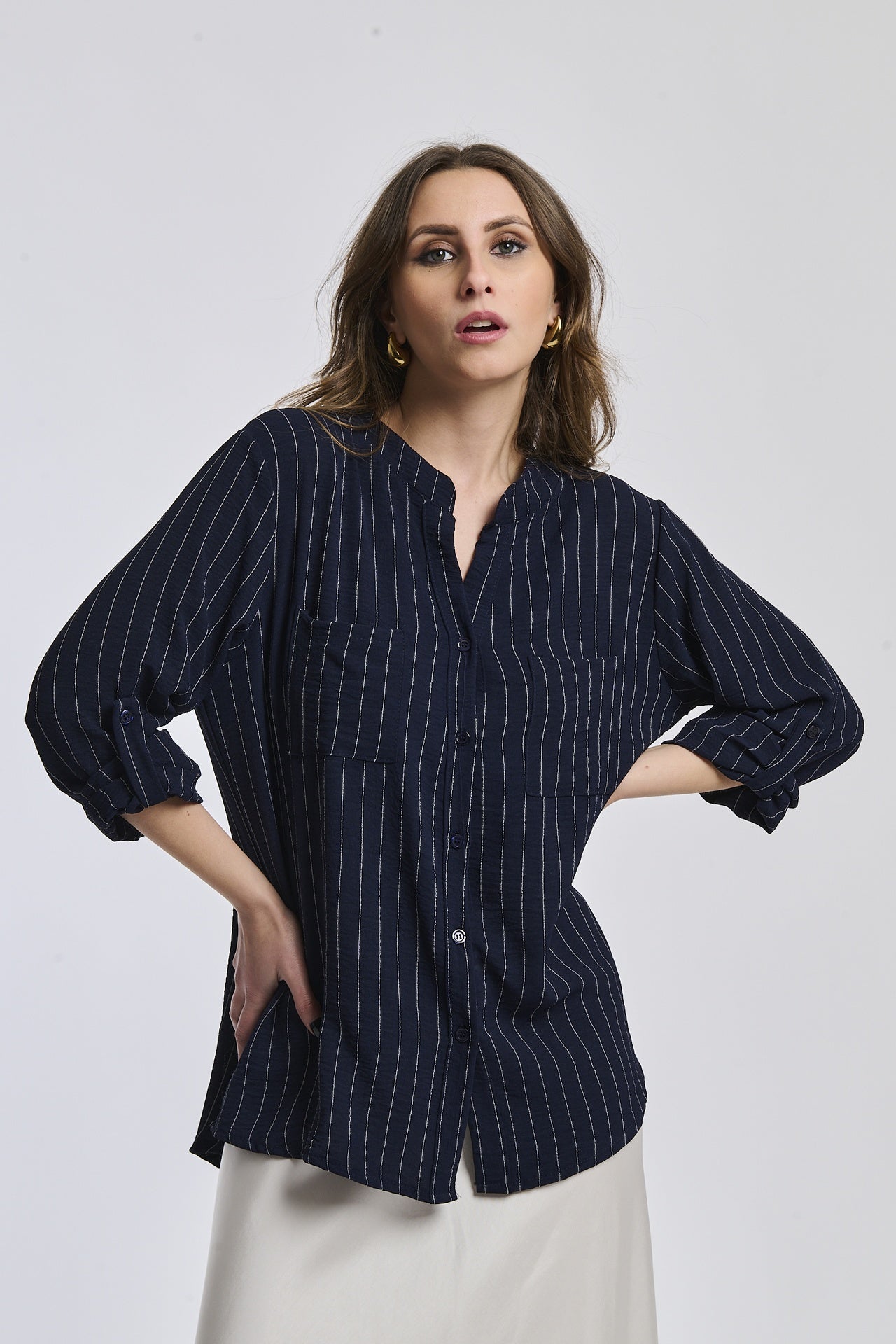 Camicia navy con cuciture chiare, taglio ampio, perfetto per l’ufficio