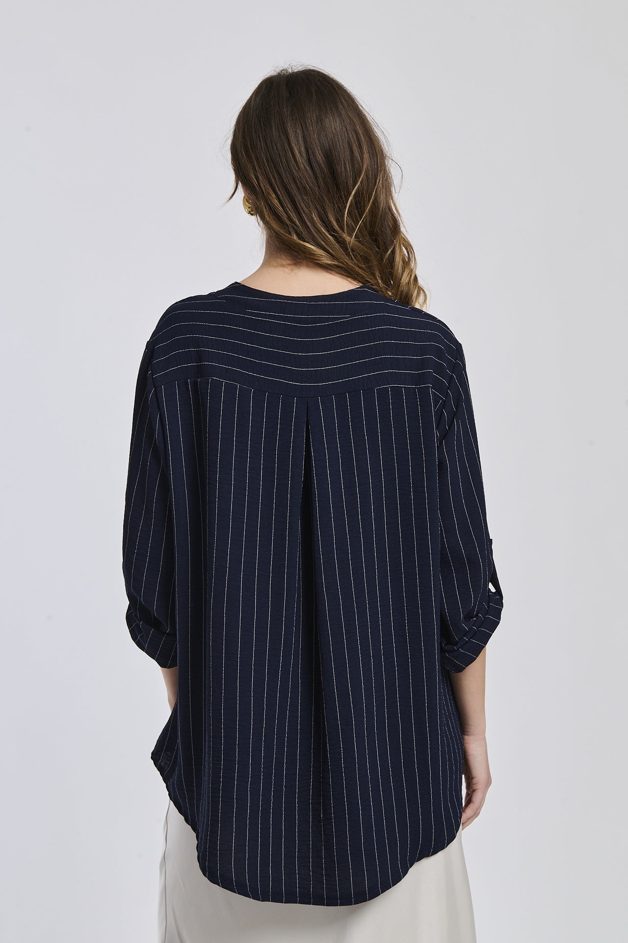 Camicia navy in tessuto opaco, due tasche frontali, abbinata a fondo chiaro