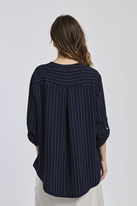 Camicia navy in tessuto opaco, due tasche frontali, abbinata a fondo chiaro