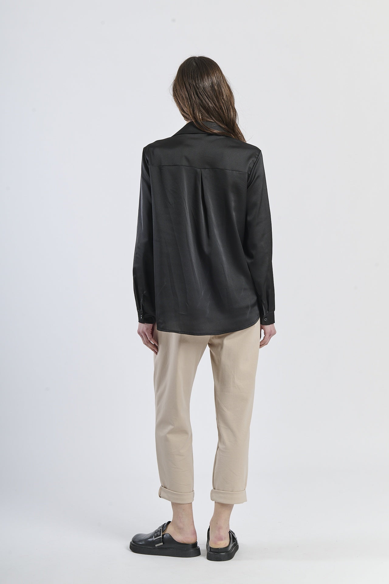 Camicia nera a collo camicia, perfetta per un look notturno o formale.