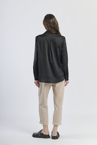 Camicia nera a collo camicia, perfetta per un look notturno o formale.