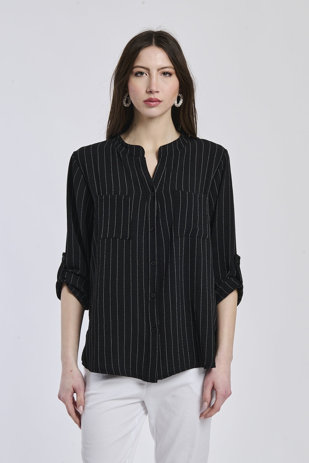 Camicia nera con bottoni metallici, taglio oversize, ideale per le serate