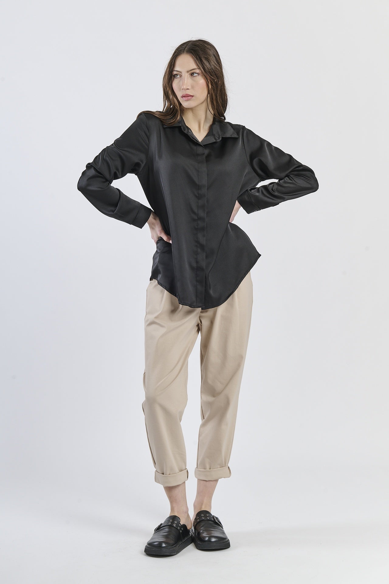 Camicia nera in tessuto satinato, simbolo di eleganza atemporale.