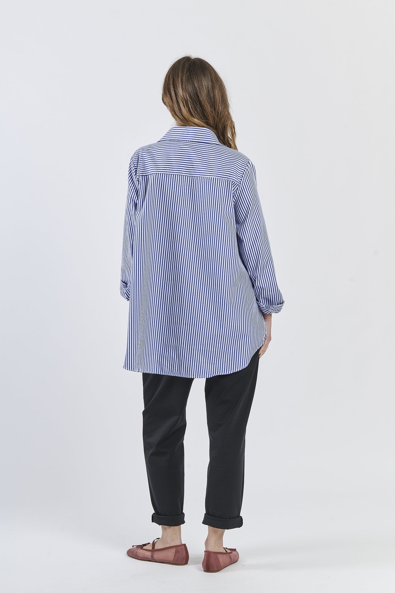 Camicia oversize navy con righe sottili, outfit elegante
