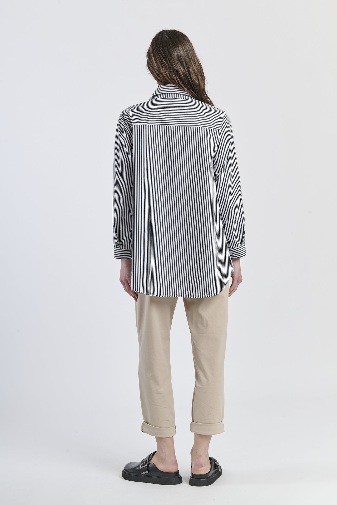 Camicia oversize nera con righe chiare, outfit edgy