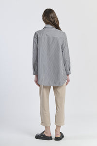 Camicia oversize nera con righe chiare, outfit edgy