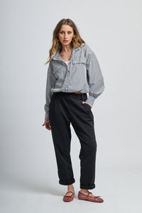 Camicia oversize nero e pantaloni bianchi per uno stile cool