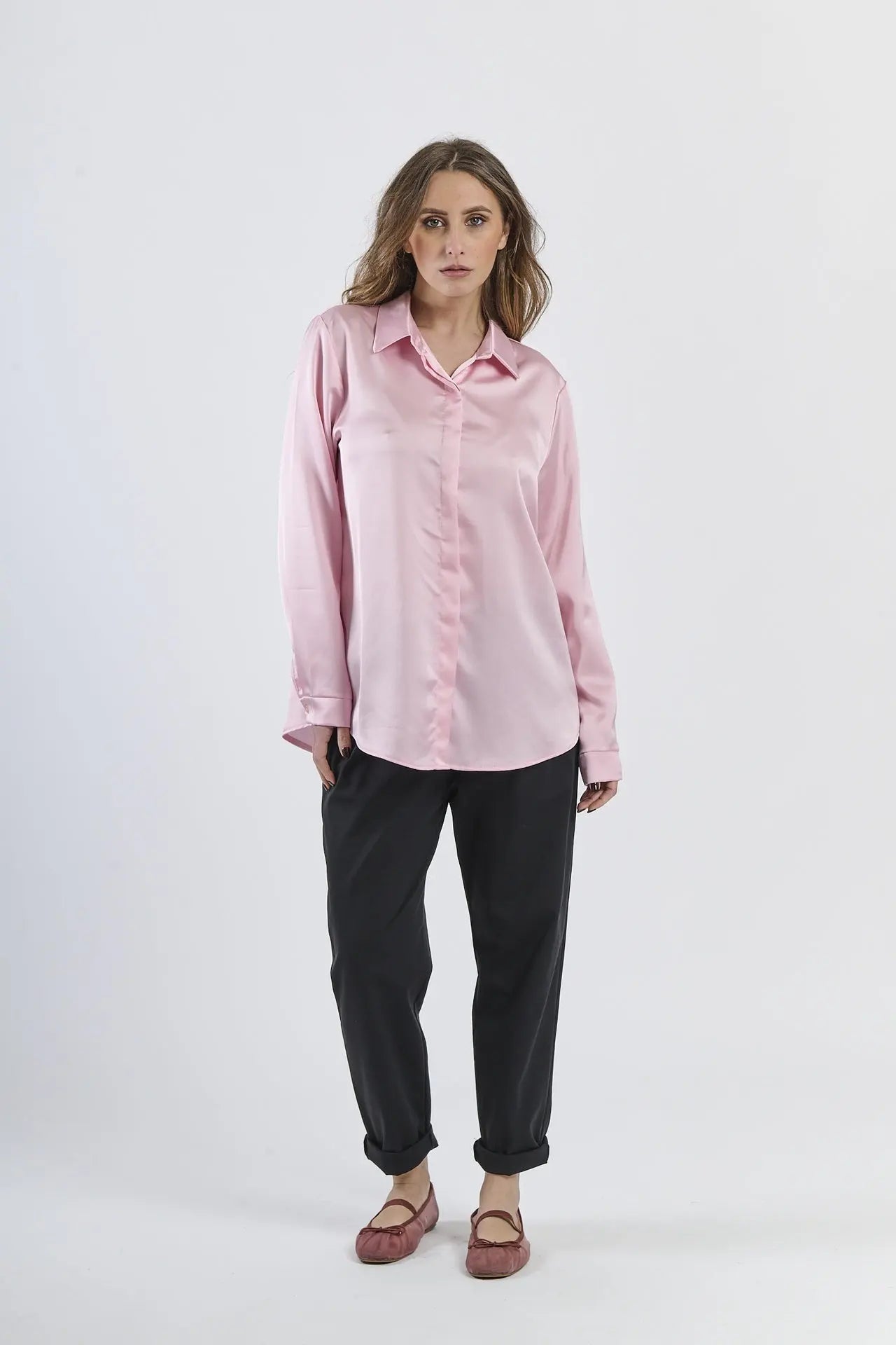 Camicia rosa in tessuto satinato, aggiunge un tocco di sensualità.