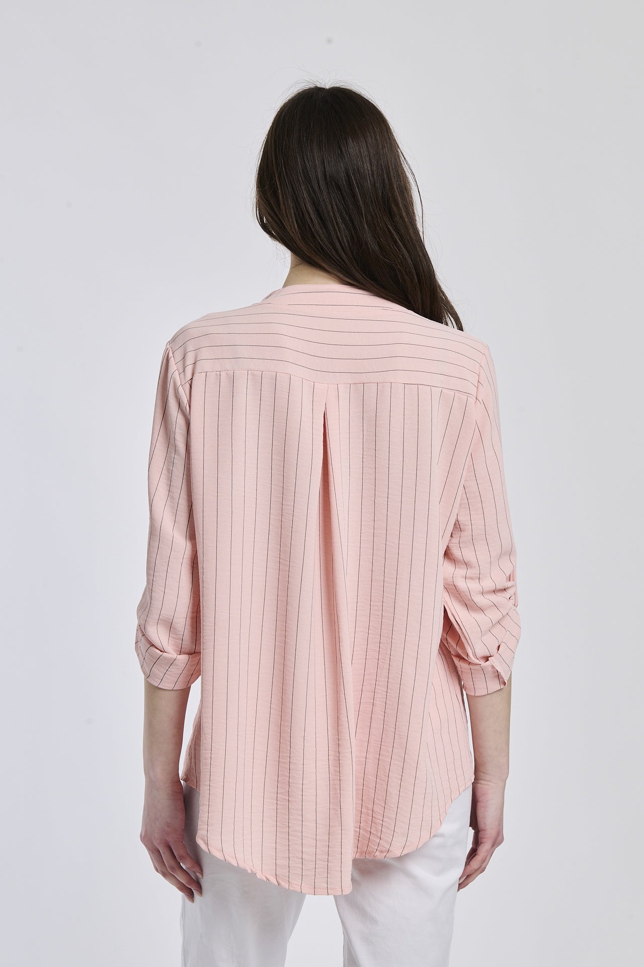 Camicia rosa in tessuto leggero, due tasche frontali, abbinata a fondo chiaro