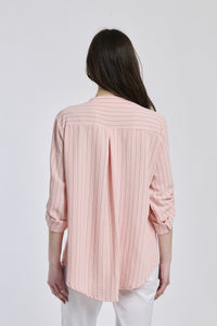 Camicia rosa in tessuto leggero, due tasche frontali, abbinata a fondo chiaro