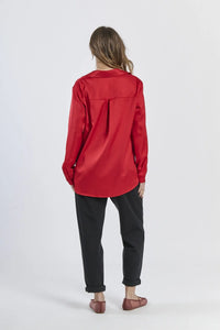 Camicia rossa fluida e vivace, maniche lunghe e design accattivante.