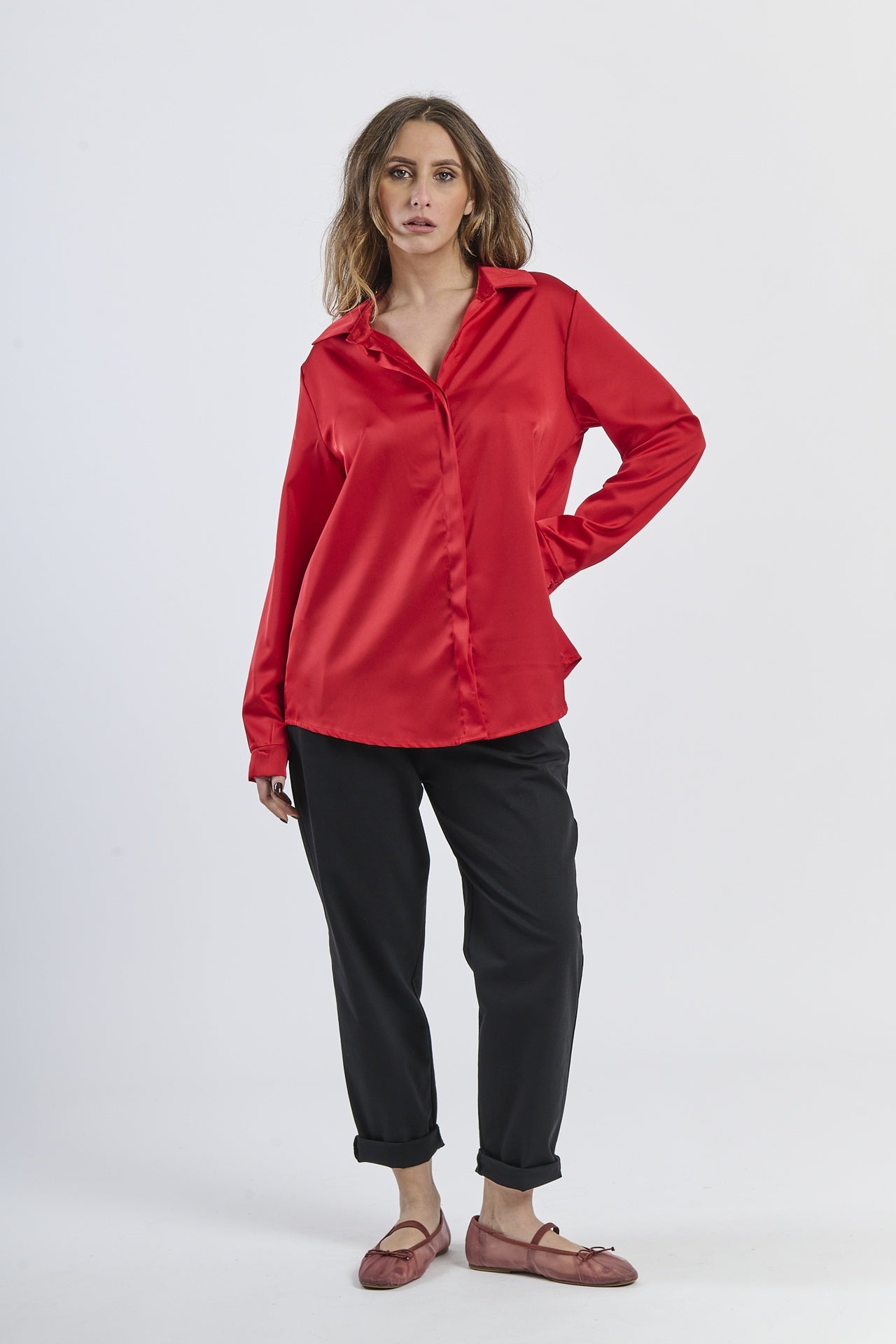 Camicia rossa in tessuto satinato, trasmette energia e passione.