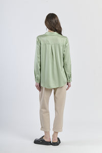 Camicia salvia fluida e naturale, maniche lunghe e design rustico.