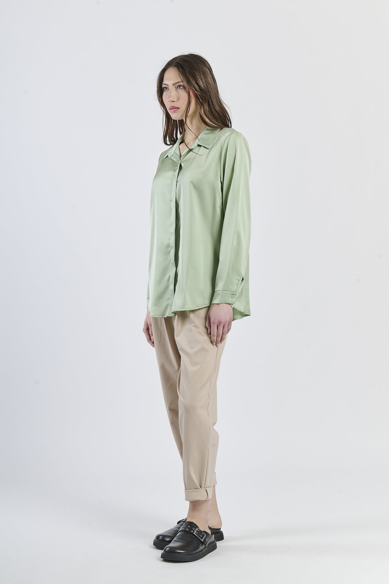 Camicia salvia a collo camicia, ideale per un look bohemien o casual.