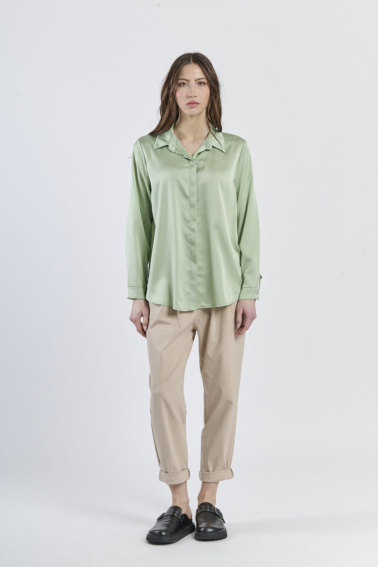 Camicia salvia in tessuto satinato, aggiunge un tocco di calore.