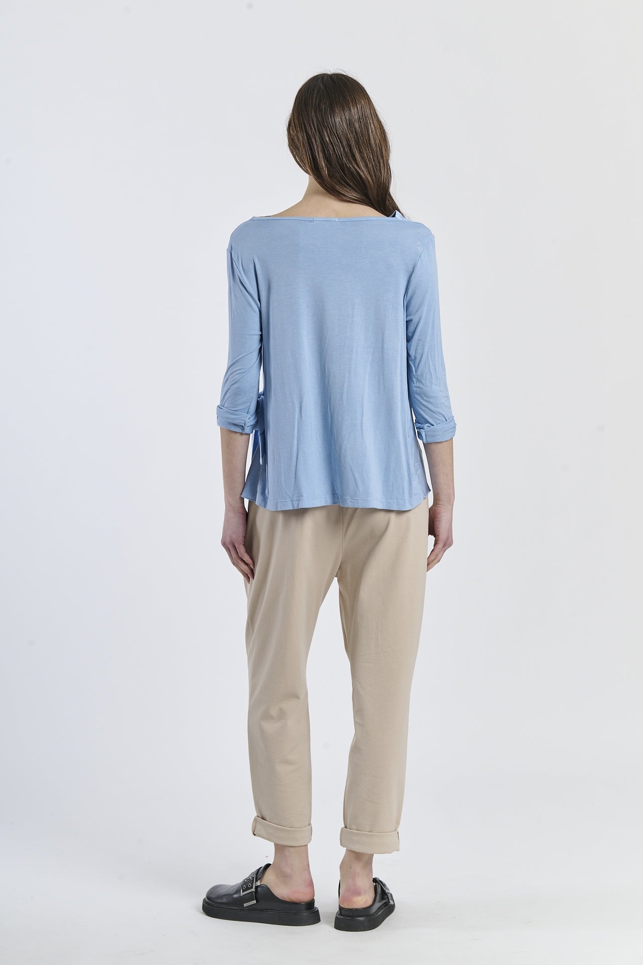 Canotta azzurra concollo arrotolato e tessuto liscio, look moderno