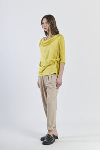 Canotta gialla concollo arrotolato e tessuto liscio, look accattivante