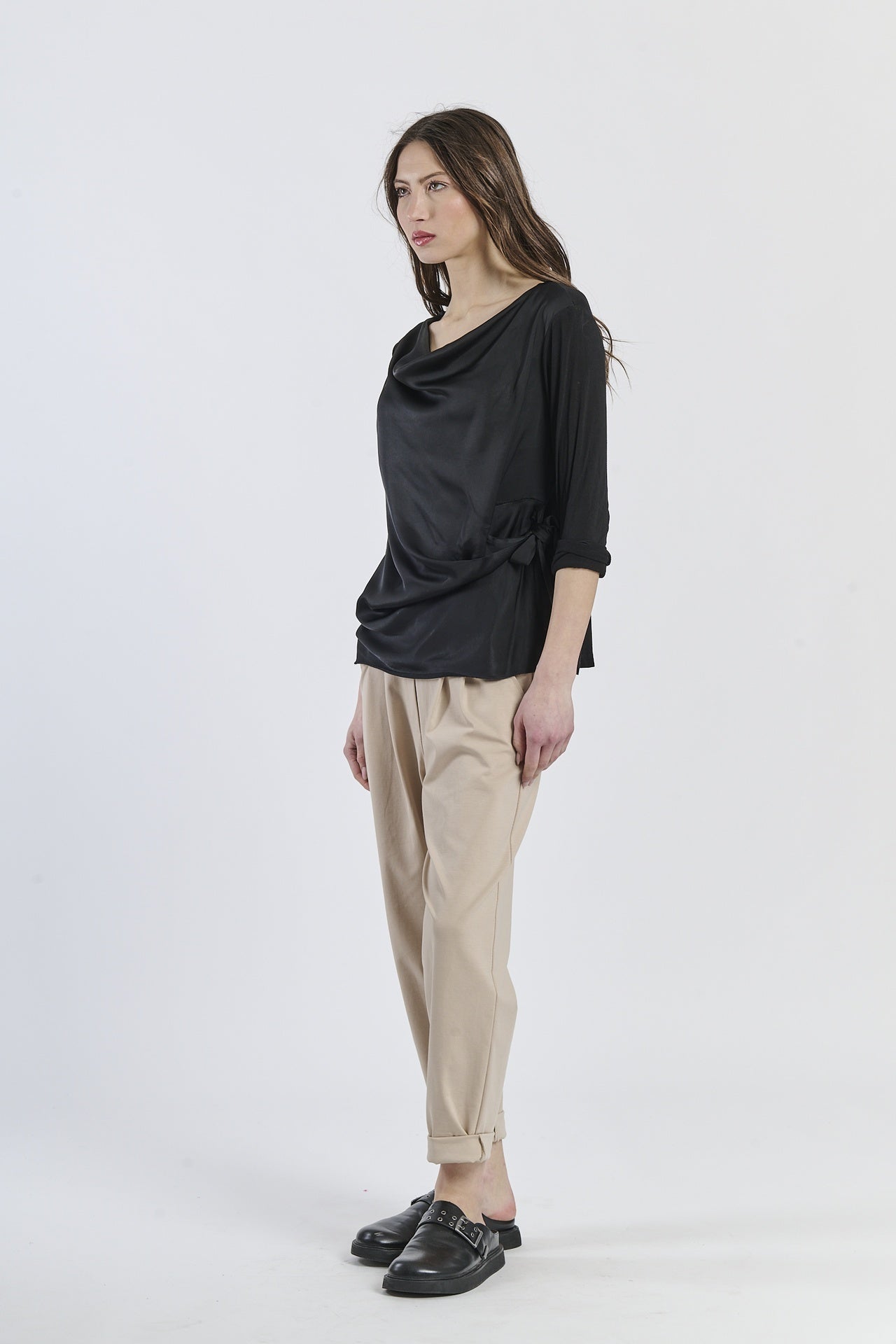 Canotta nera concollo arrotolato e tessuto liscio, look impeccabile