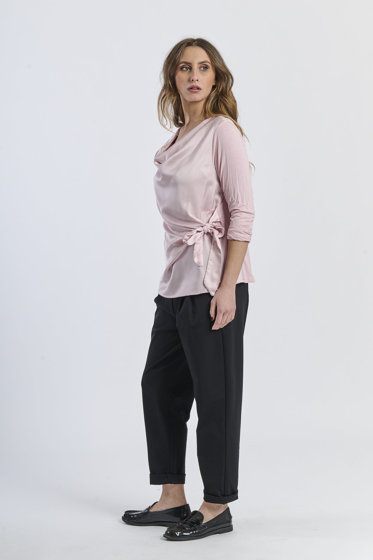 Canotta rosa antico concollo arrotolato e tessuto liscio, look affascinante