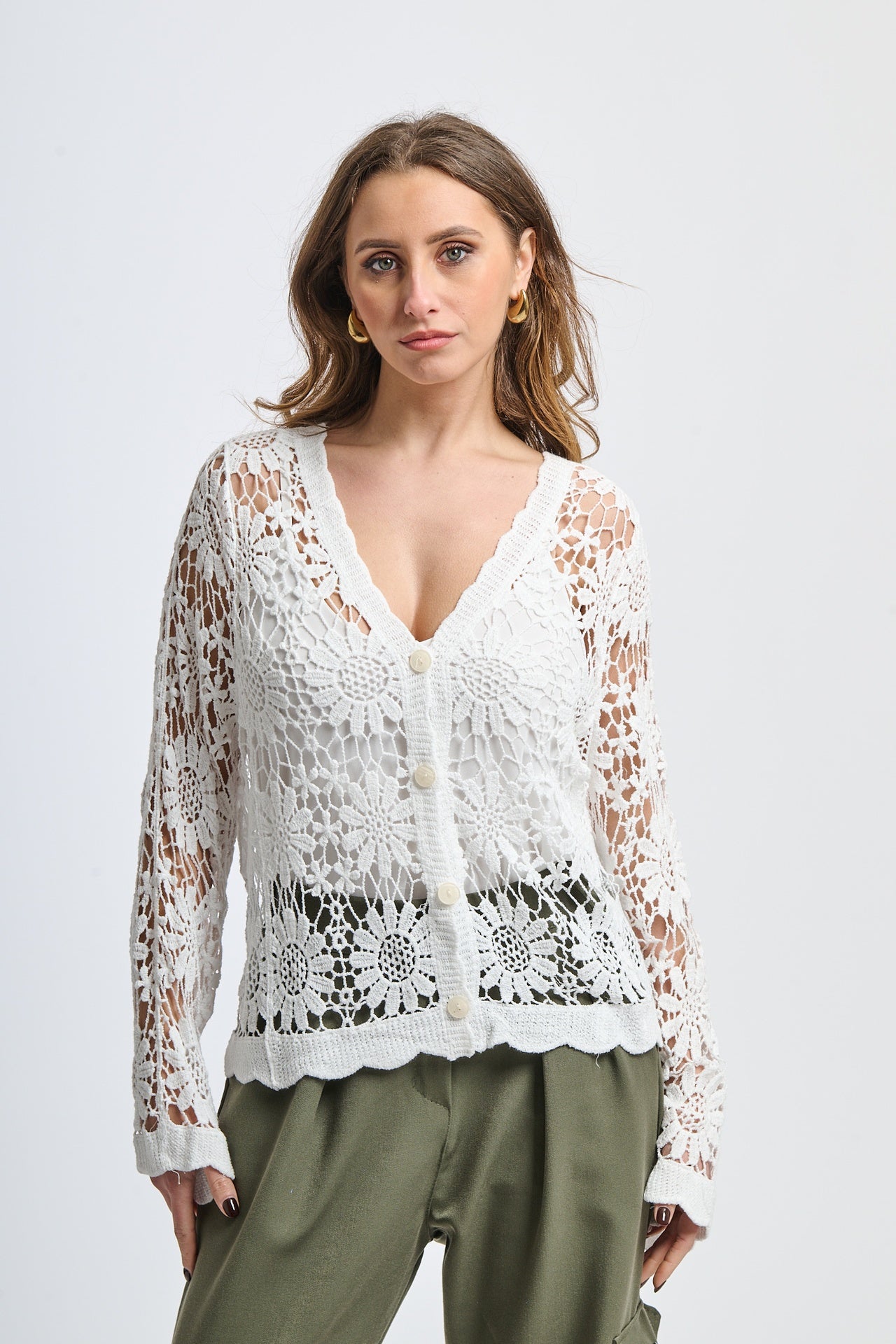 Cardigan bianco a uncinetto con maniche lunghe e colletto a V