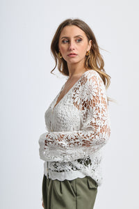 Cardigan cropped bianco in uncinetto con dettagli floreali