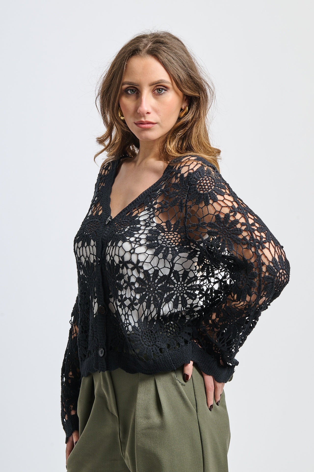 Cardigan cropped nero in uncinetto con dettagli floreali