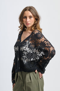 Cardigan cropped nero in uncinetto con dettagli floreali