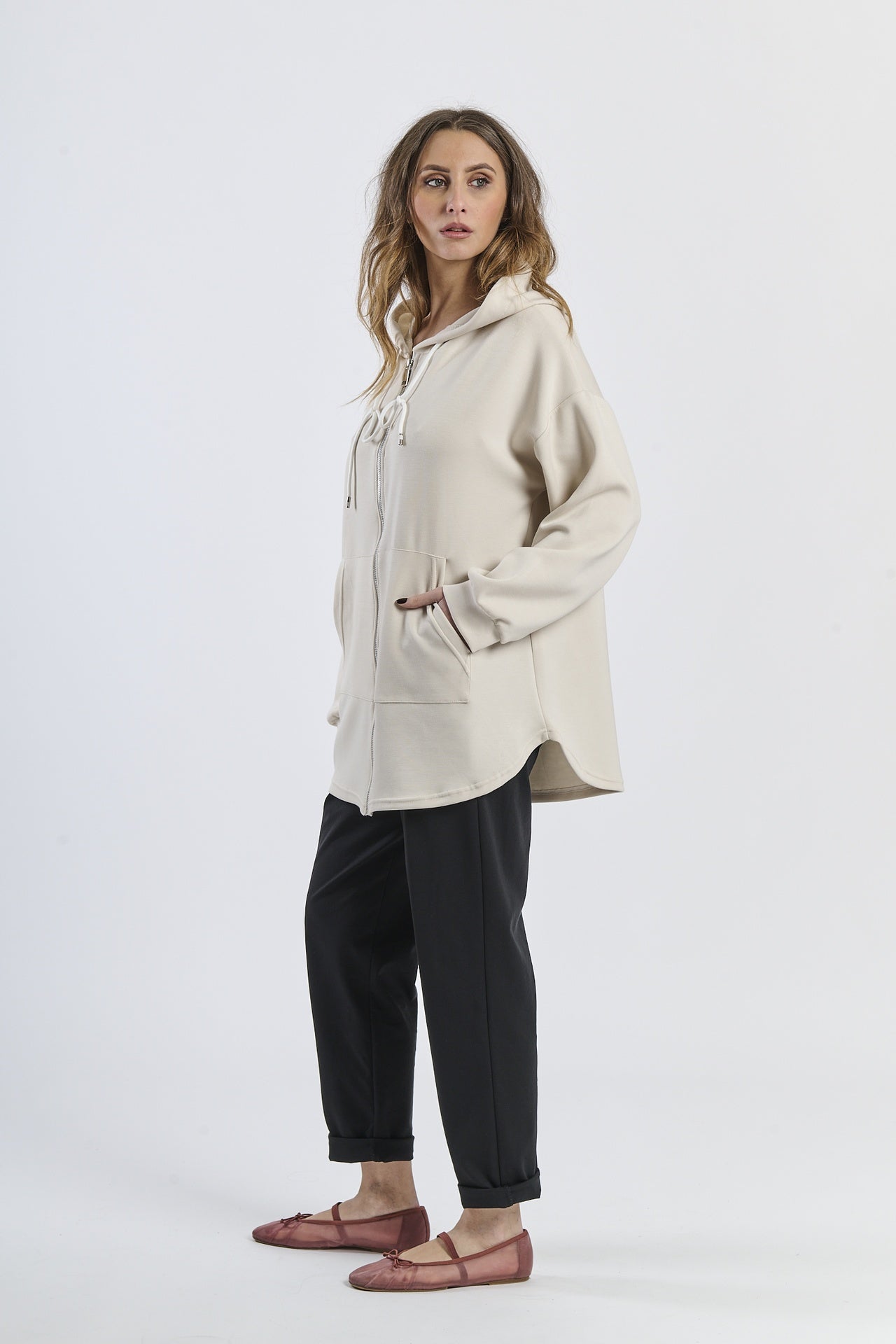 Combinazione beige: felpa e pantaloni, design minimal, per tempo libero
