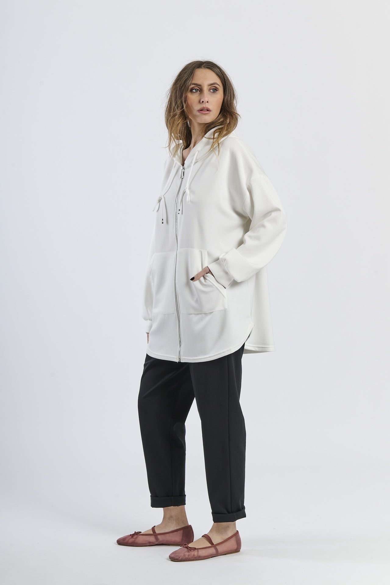 Combinazione bianca: felpa e pantaloni, design limpido, per tempo libero