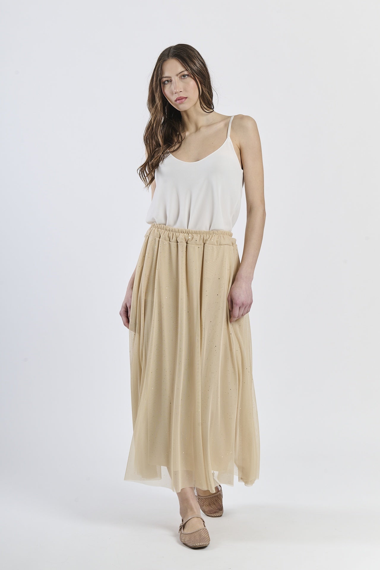 Combinazione di top rosa e gonna beige, look sofisticato