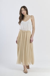 Combinazione di top rosa e gonna beige, look sofisticato