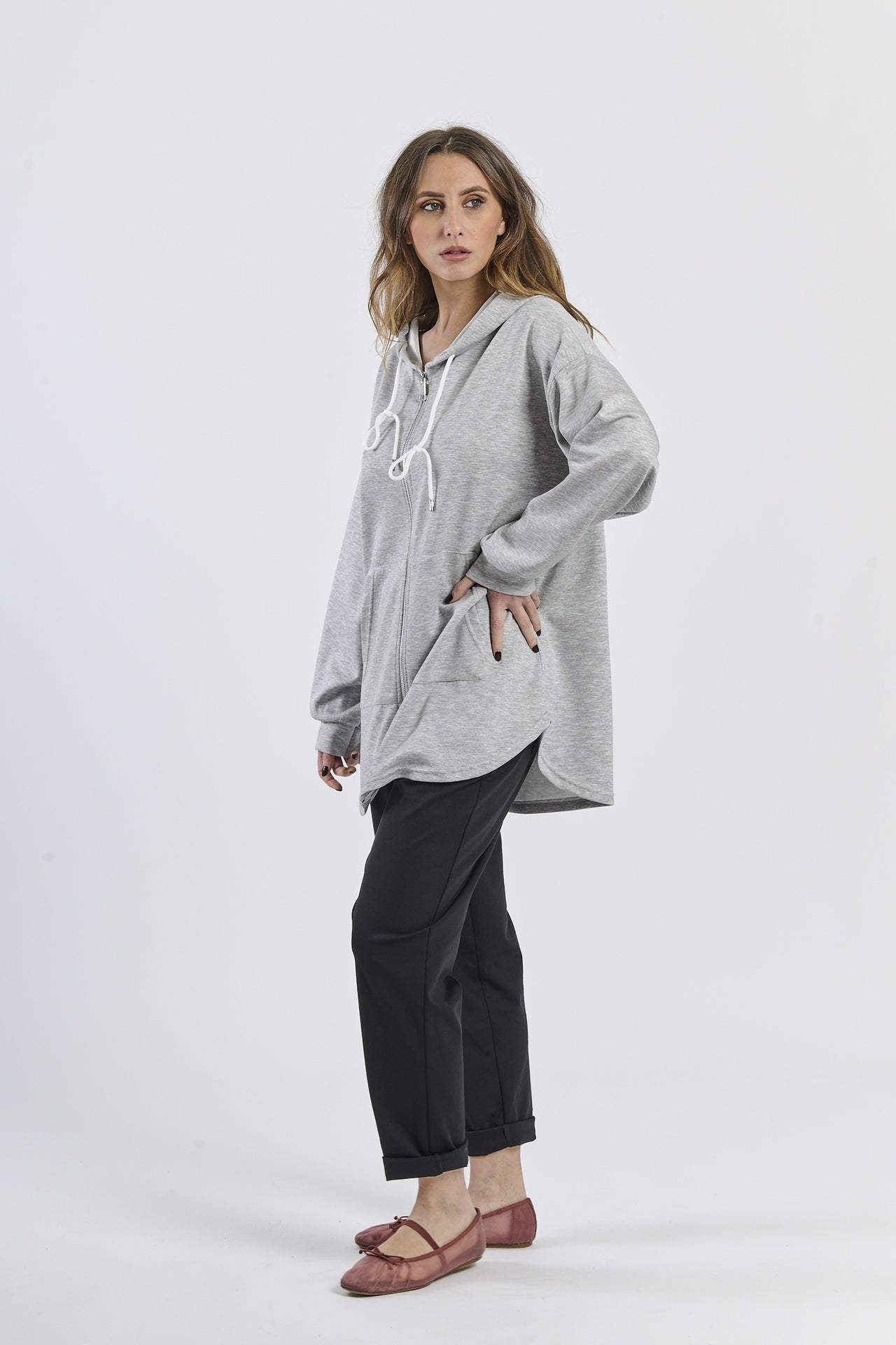 Combinazione grigia: felpa e pantaloni, design sobrio, per tempo libero