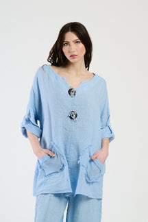 Completo azzurro casual, top ampio con tasche e bottoni decorativi, comfort per il tempo libero.
